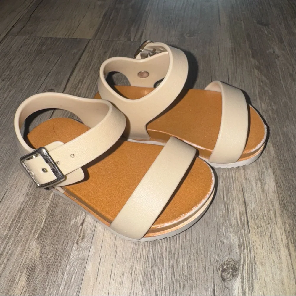 ☀️6/$20☀️ Kids Beige Buckle Sandals